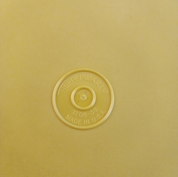 Set of 2 Vtg Tupperware Seal 'N Serve Yellow Bowls - Picture 13 of 13